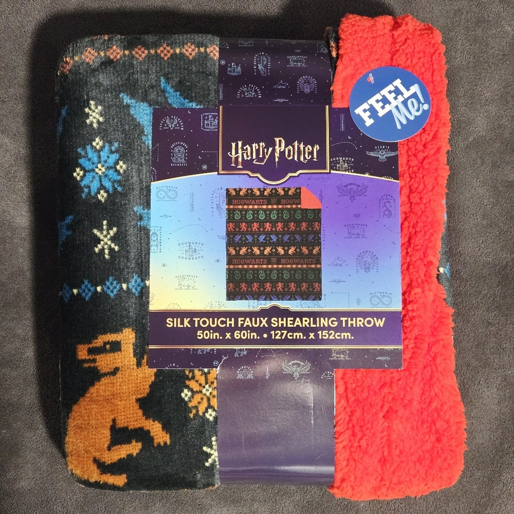 BNWT-HarryPotter Soft Plush Throw in Red w/Houses of Hogwarts Patterns-Size50X60